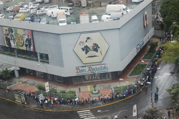 ¡Otra cola más! Consumidores esperan para entrar a un supermercado en La California (FOTO)