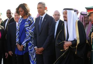 Michelle Obama desata las críticas de los saudíes por no llevar velo (Fotos)