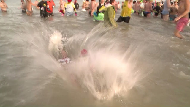 Baños helados para comenzar el 2015 (Video)