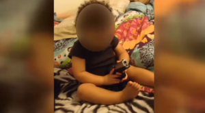 Una pareja es detenida por dejar que su hija de un año jugara con un arma (Video)