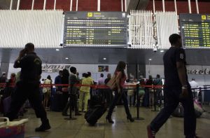 Más de 15.000 quejas por problemas con viajes al exterior en Venezuela (Video)