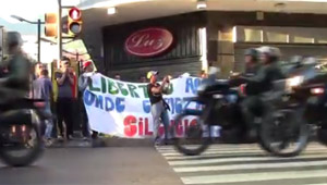 VIDEO: El pancartazo de este #25E bajo la mirada de la GNB y en total calma