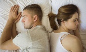 ¿Por qué tu pareja te da la espalda al dormir?