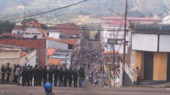Estudiantes de la Ucat y policías se enfrentan en el Táchira: reportan cerca de 30 heridos