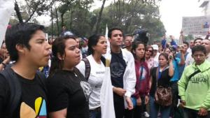 Bajo la lluvia estudiantes de la UCV entonaron el Himno Nacional (Fotos)