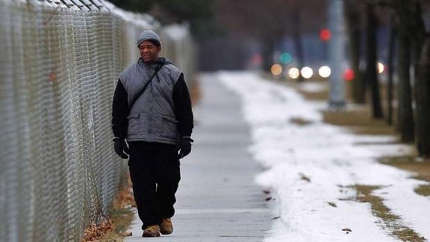 Donan miles de dólares a hombre que camina 33 kilómetros diarios para ir al trabajo