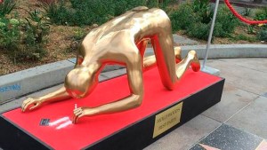 Estatua de un Oscar aspirando cocaína paraliza Hollywood (Fotos)