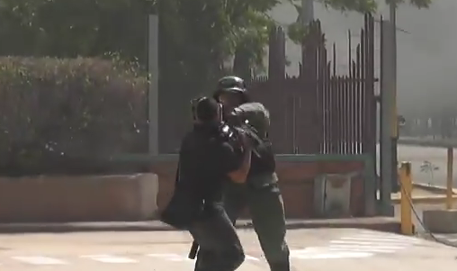 En video: GNB agrede a camarógrafo en Zulia mientras este lo grababa