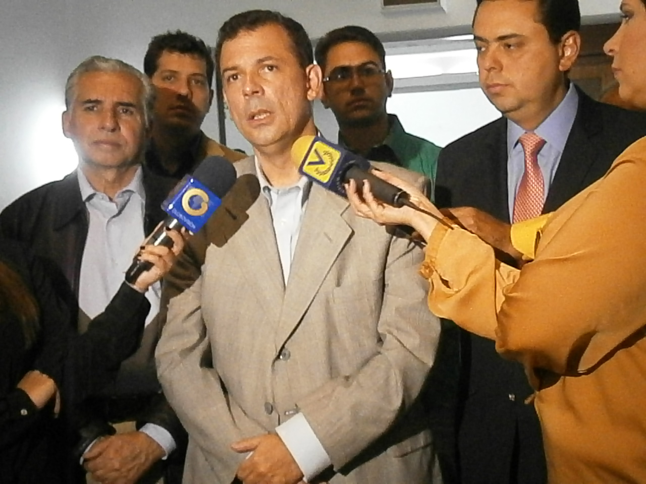 Roberto Enríquez presentará plan de rescate económico ante el FMI y BM para buscar apoyo