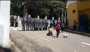 PNB custodia sede de la gobernación de Táchira; estudiantes exigen presencia de Vielma Mora (Fotos)