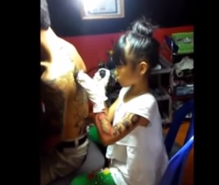 Tiene 12 años y es una experta tatuando (Video)