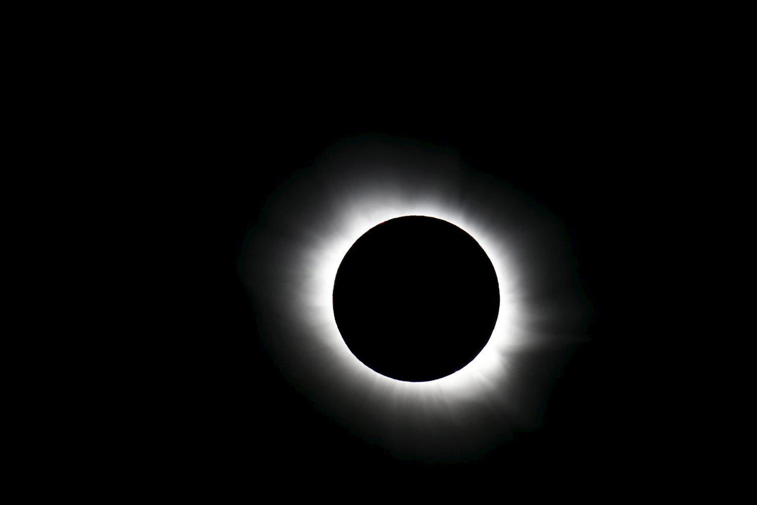 El momento en que la noche invadió el día (Fotos)