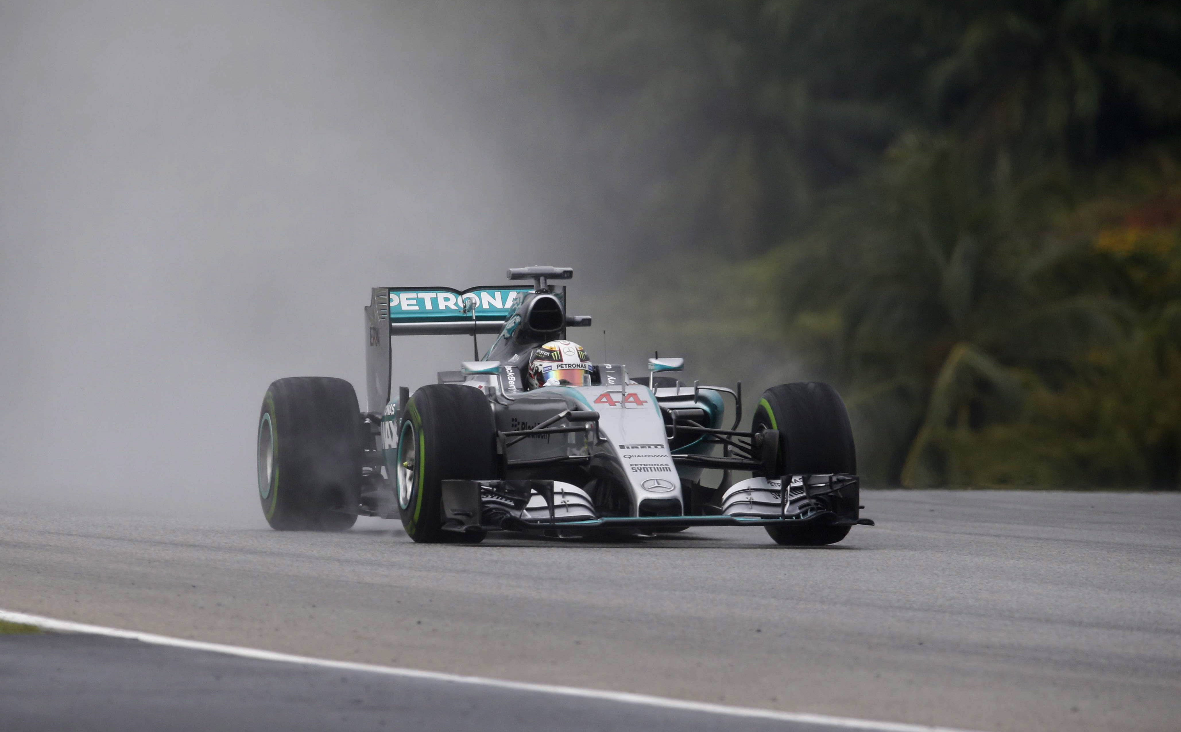 Hamilton logra la “pole” en el Gran Premio de Malasia; Alonso, 18º