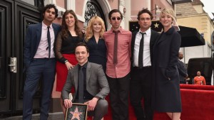 Jim Parsons de “The Big Bang Theory” recibe estrella de la fama (Fotos + Video)