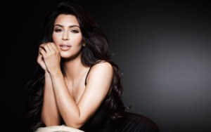 Kim Kardashian vuelve hacer SPAM de fotos mostrándonos su escote apretado (FOTO)