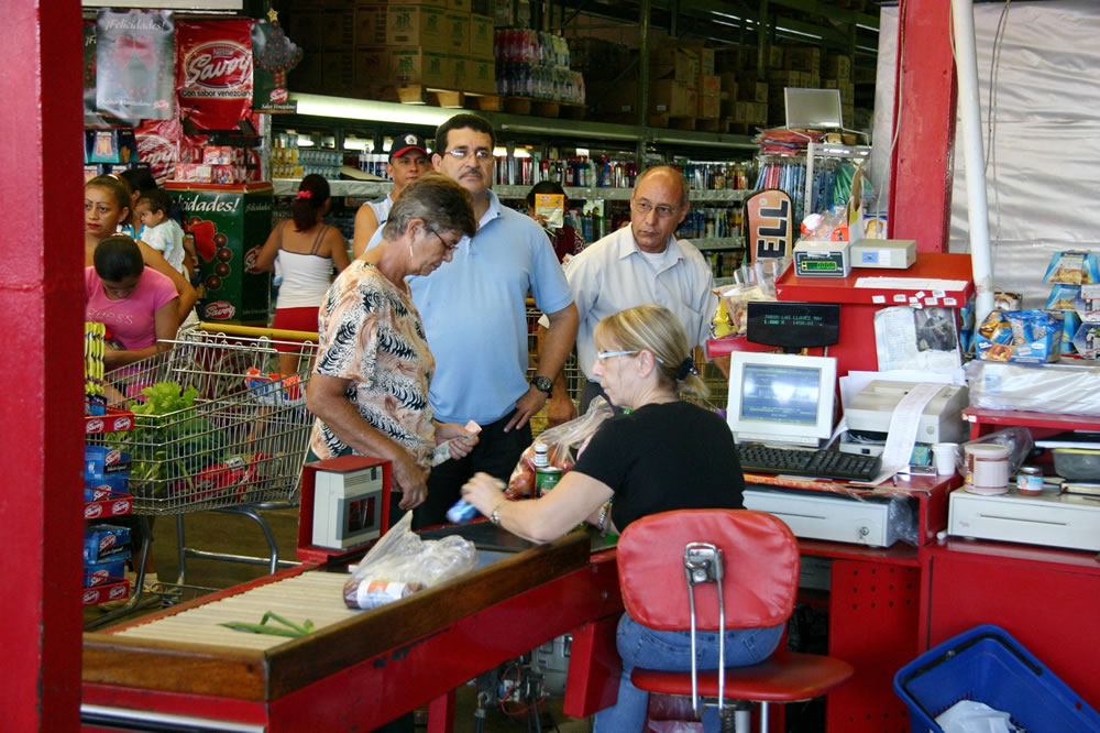 Salario mínimo en Venezuela cubre menos del 1 % de la canasta alimentaria, según ONG