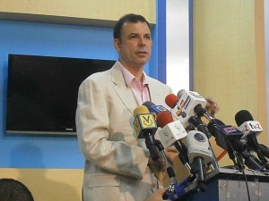 Roberto Enríquez a Maduro: Ordene repatriar los $350.000 millones forajidos