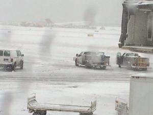 Avión se sale de la pista en aeropuerto LaGuardia de Nueva York (foto)
