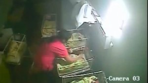 ¡Escalofriante! salvaje golpiza de una enfermera a un recién nacido (Video)