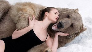 Modelos rusas se arriesgan y posan con oso salvaje