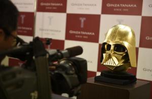 ¡Atención fanáticos de Star Wars! Darth Vader tiene su casco de oro (Fotos +  Video)