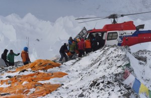 Así es el rescate de los alpinistas en el Everest (fotos + video)