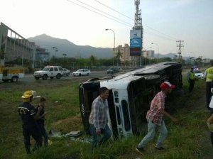 Al menos 13 heridos deja vuelco de un autobús en Carabobo (Fotos)