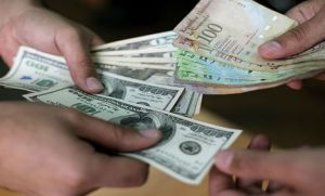 Estiman cierre de dólar negro en 986 bolívares