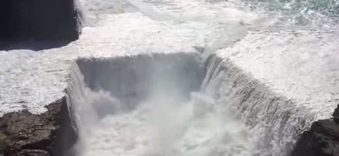 Ola gigante la arrastró hasta un agujero en el medio del mar (Video)