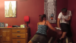 Madre azota a su hijo tras confesar que consumía heroína (Video)