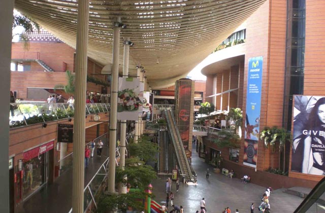 Sicarios dejaron un muerto y una herida en el Centro Comercial San Ignacio (nuevos detalles)