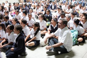 Alcalde Blyde acompañó a los niños barutenos en Velorio de la Cruz de Mayo