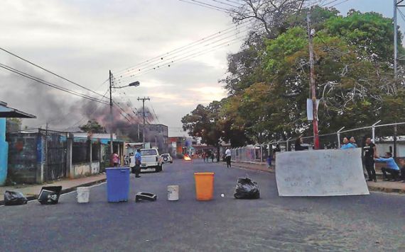 Persiste protesta en la vía de Upata