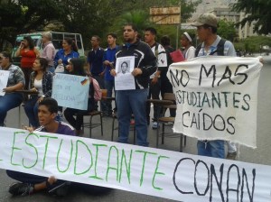 FOTOS: Estudiantes de la Upel protestan por asesinato de Conan Quintana