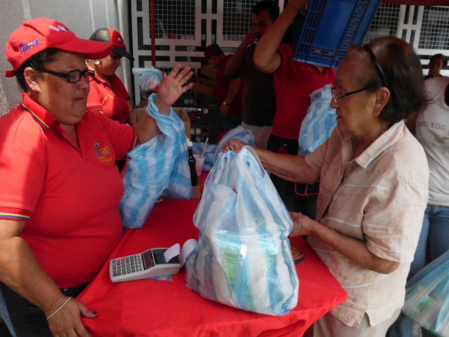 Adultos mayores piden mejor atención en Mercal