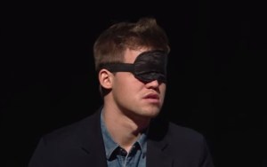 WOW: Campeón de 24 años gana tres partidas de ajedrez con los ojos vendados (Video)