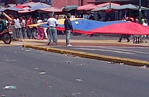 Buhuneros trancan la redoma de Petare tras ser desalojados