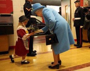 El gran momento de una niña con Isabel II acaba mal (Fotos)