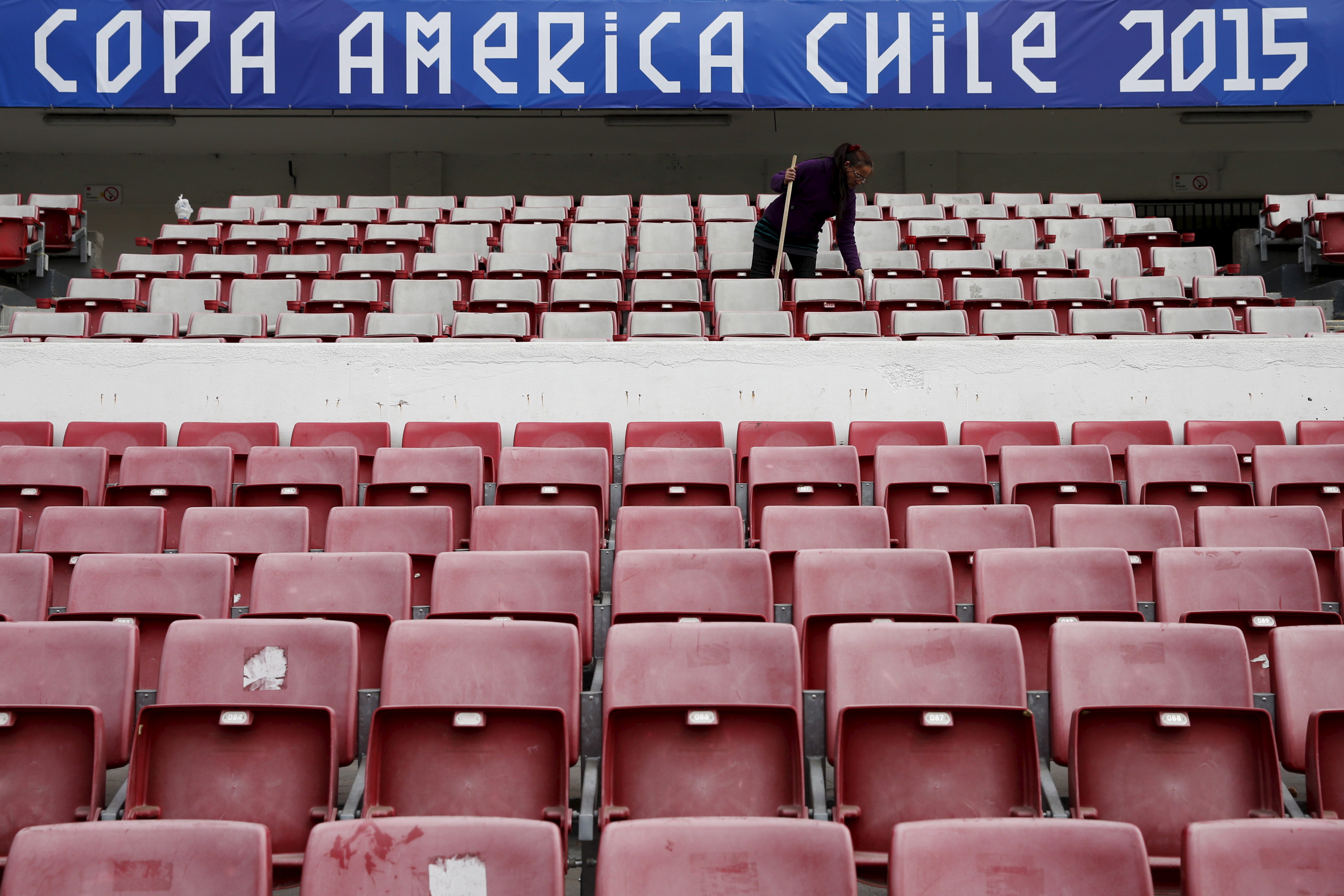 Chile pone en marcha la Copa América ante Ecuador