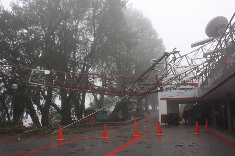 Retiran antena que cayó en el Teleférico El Avila