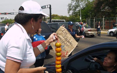 Profesores de LUZ protestan limpiando parabrisas y vendiendo frutas