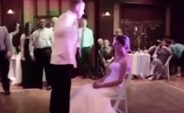 Un novio borracho intenta hacerle un baile íntimo a su mujer por su boda… y le sale esto (Video)