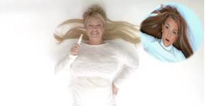 ¡Original! Anuncia su embarazo imitando a Britney Spears (Video)