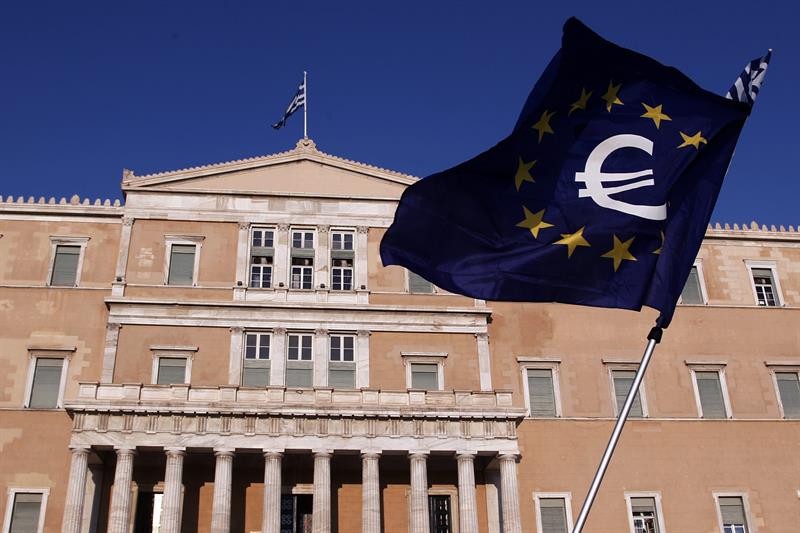 Eurozona exige medidas inmediatas a Grecia, sin desterrar aún salida del euro