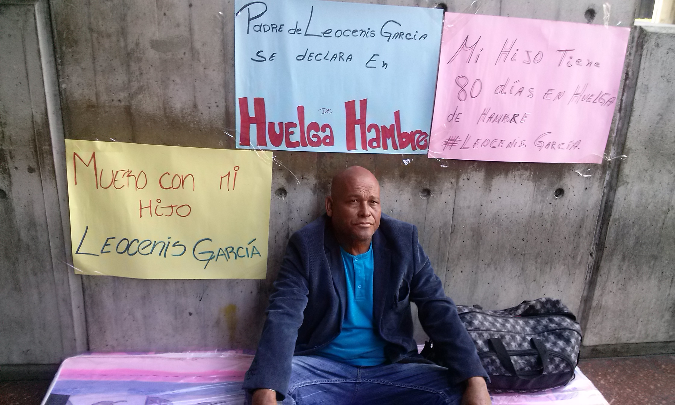 Padre de Leocenis García se declara en Huelga (Fotos)