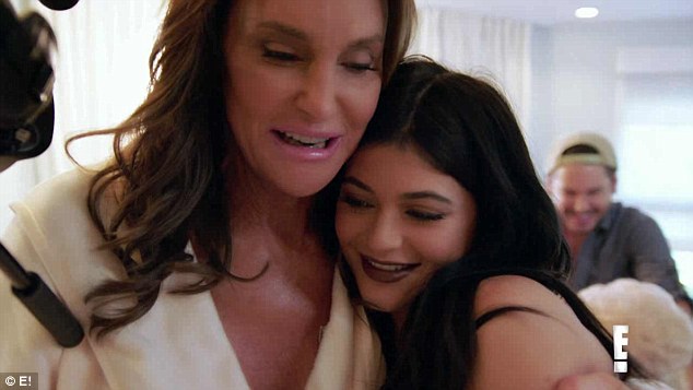 Caitlyn y Kris Jenner liman sus asperezas con una “selfie” y un beso (FOTO)