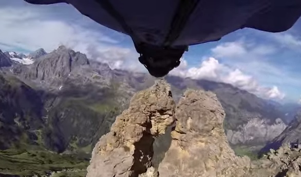 Video de la semana: Atraviesa una caverna de 2 metros de ancho volando en Wingsuit