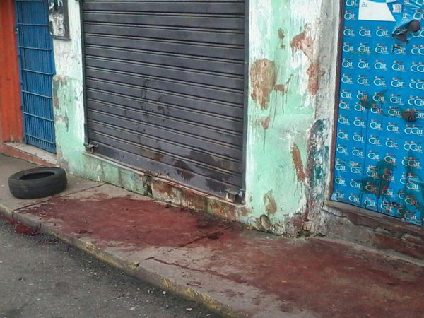 Dantesca escena en San Cristóbal: Abundantes manchas de sangre cubrían acera y paredes