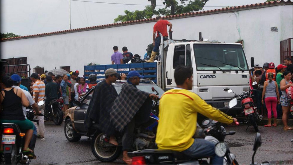 Afectados por lluvias en Apure cierran paso por falta de atención