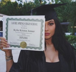 ¿Qué le regalaron a usted cuando se graduó? A Kylie le salieron con esta “bobadita” (FOTO)